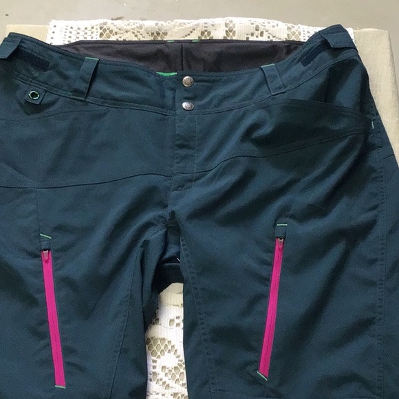 The North Face blue/green shorts with pockets - Picture 12 of 16